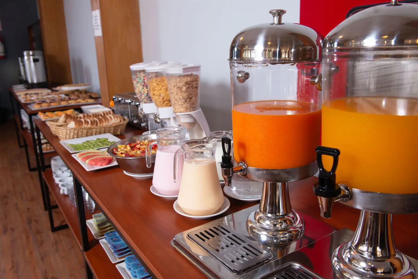 Desayuno buffet con jugos, cereales y frutas