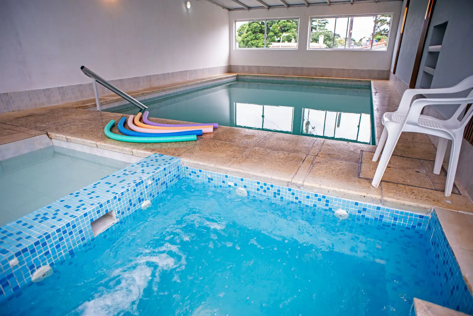 Piscina climatizada con jacuzzi del Hotel Centenario